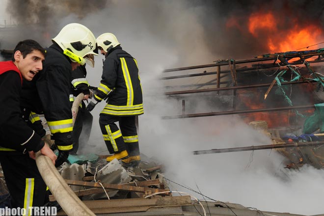 Пожар, произошедший в магазине в Баку, потушен