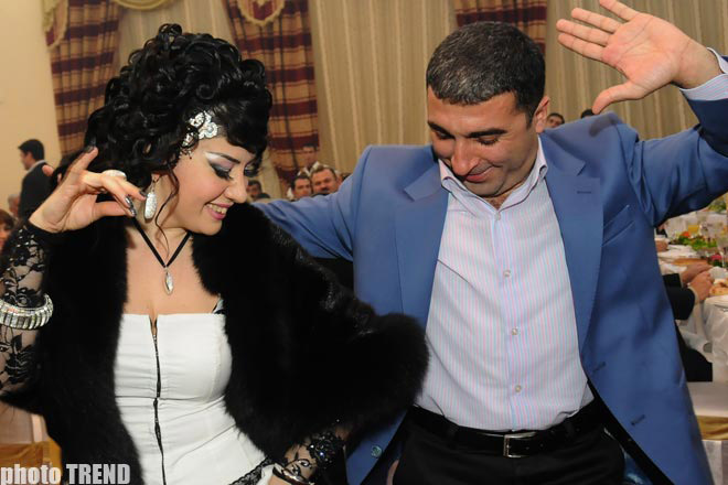 Азербайджанская танцовщица Фатима сыграла свадьбу брату (фотосессия)