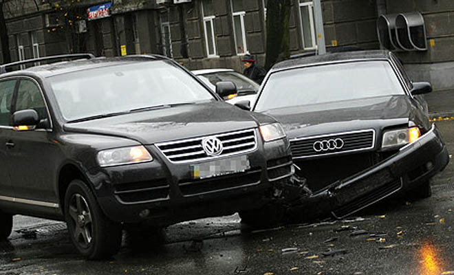 Несколько человек пострадали в ДТП с участием почти 30 машин в Петербурге