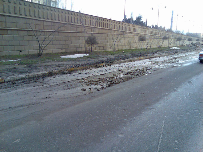 Почему в Баку на дорогах оседает асфальт? (фотосессия)