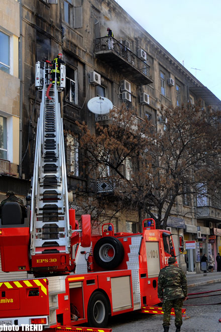 Пожар в жилом здании в центре Баку (фотосессия)
