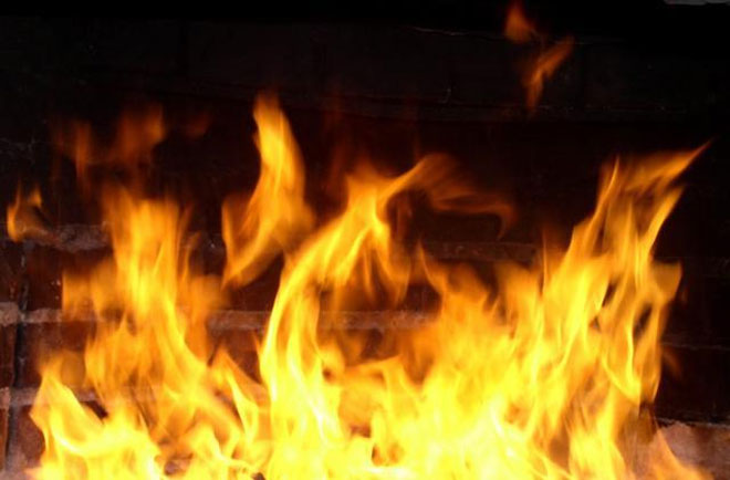 Власти рекомендуют жителям не выходить из дома из-за пожара на заводе в Иркутской области