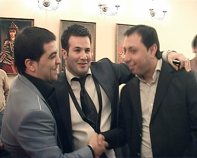Азербайджанский певец Эльнур заставил мужчин-юмористов поцеловаться (видео)