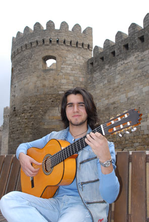 Гитарист Чингиз Мустафаев - в гипсе на "Евровидение 2010"