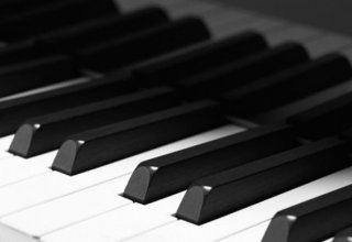 Rekord - Gürcü musiqiçi 25 saat fortepiano çaldı