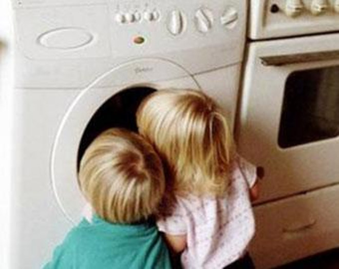 Юный американец постирал сестру в стиральной машине