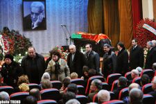 Общественность Азербайджана прощается с народным поэтом Бахтияром Вахабзаде (фотосессия) - Gallery Thumbnail