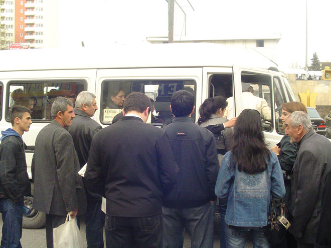 На автобусных маршрутах в Баку незаконно поднимают плату за проезд