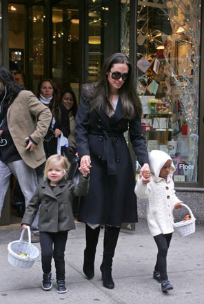Анджелина Джоли с дочками делает шоппинг