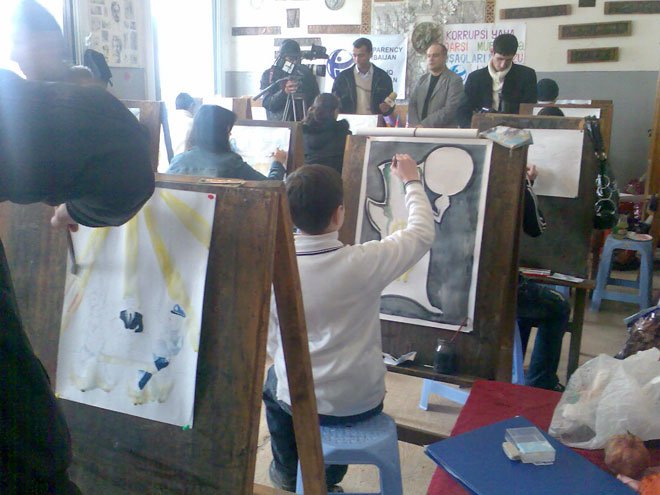 В Гяндже прошла выставка на тему "Борьба с коррупцией глазами детей" (фотосессия)