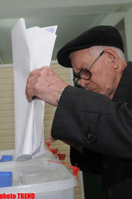 Azərbaycan vətəndaşları referendumla bağlı səsvermədə iştirak edirlər - fotosessiya
