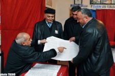 Azərbaycan vətəndaşları referendumla bağlı səsvermədə iştirak edirlər - fotosessiya
