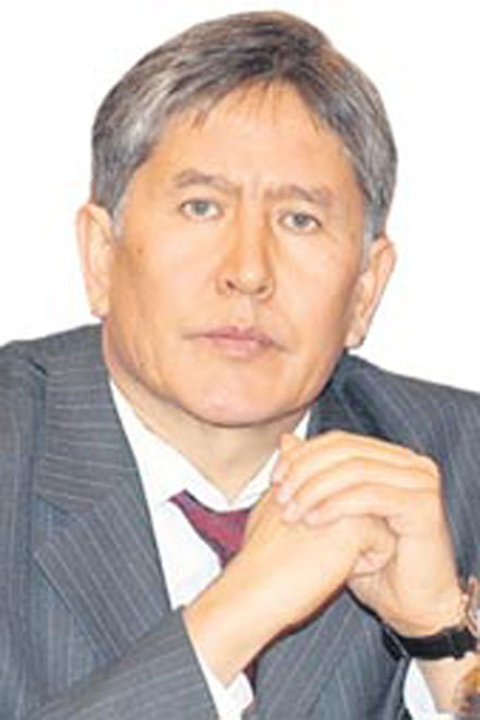 Кандидат в президенты Кыргызстана Алмазбек Атамбаев проголосовал за себя