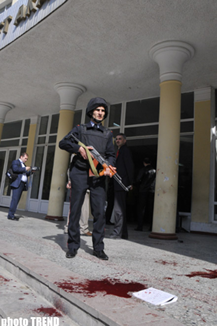 Azərbaycanın ali təhsil müəssisəsinə silahlı basqın olub - Fotosessiya