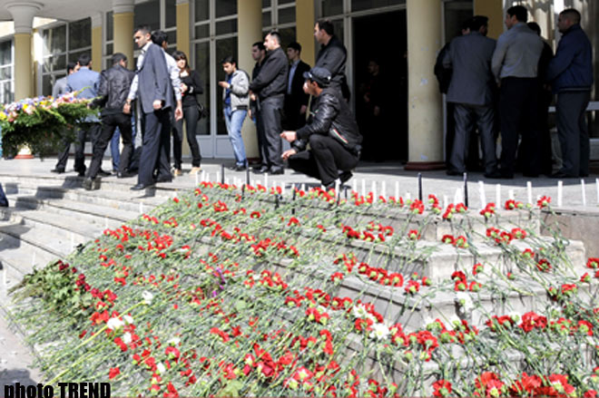 Перед зданием Азербайджанской Нефтяной Академии - слезы и цветы...(фотосессия)