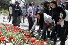 Перед зданием Азербайджанской Нефтяной Академии - слезы и цветы...(фотосессия)