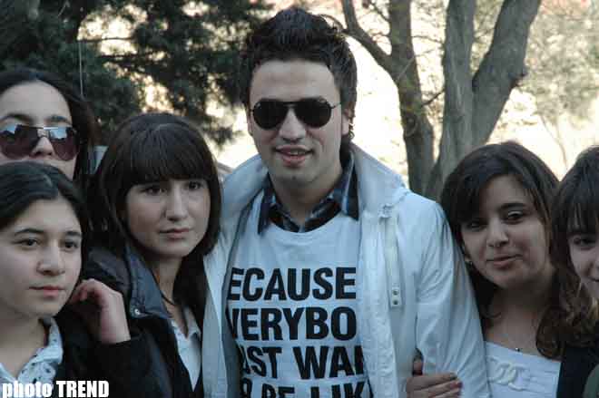 Азербайджанский певец Замик Гусейнов открывает фан-клуб для своих фанаток