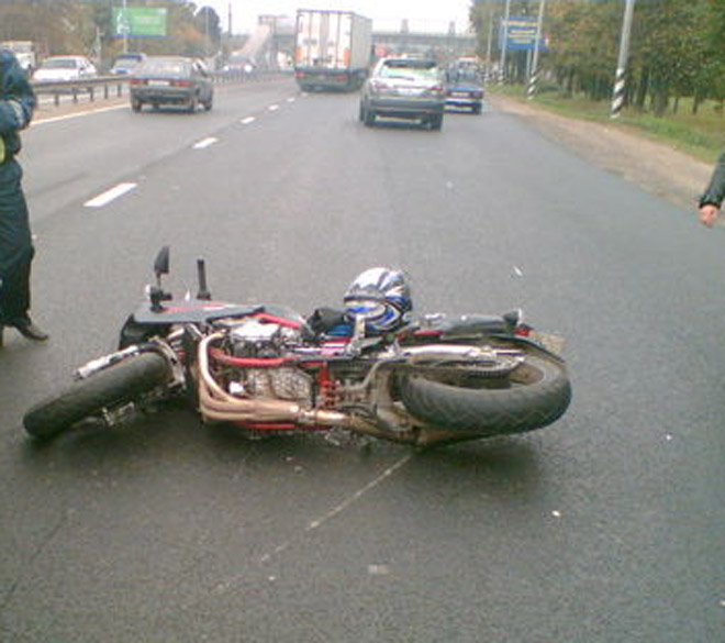 Иномарка сбила мотоциклистку в Москве, девушка госпитализирована