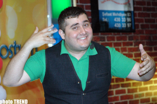 Азербайджанский телеведущий Мурад Ариф требует 2000 манатов