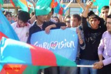 Тысячи людей торжественно встретили Айсель и Араша в Баку (Фотосессия)