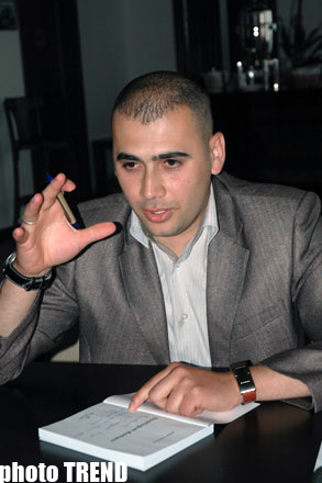 Молодой азербайджанский писатель Анвер Явероглу презентовал "Роман дружбы" (фотосессия) - Gallery Image