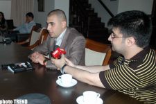 Молодой азербайджанский писатель Анвер Явероглу презентовал "Роман дружбы" (фотосессия) - Gallery Thumbnail