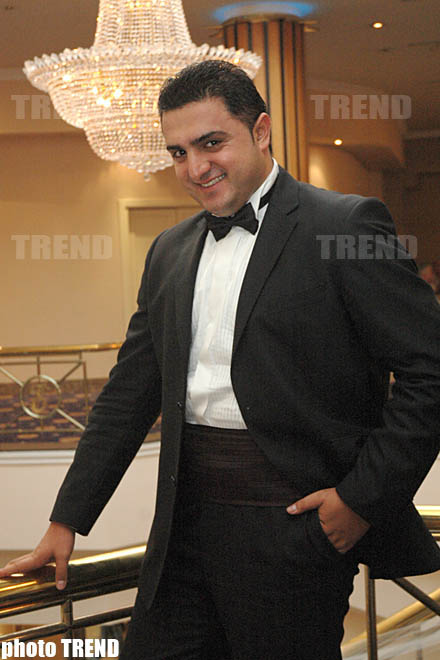 Самые стильные азербайджанские телеведущие - мужчины (фотосессия)