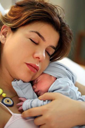На седьмом месяце беременности турецкая певица Гюльбен Эрген родила близнецов
