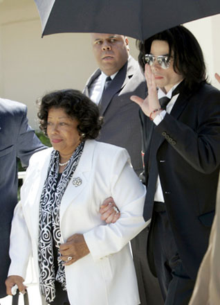Мать Майкла Джексона назначена временным опекуном его детей