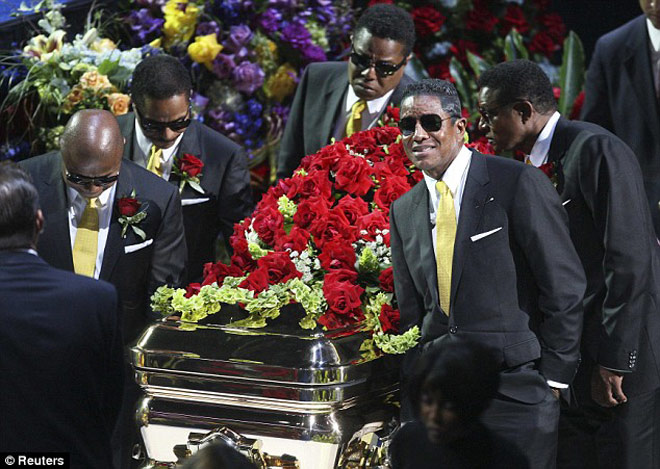 Власти Лос-Анджелеса просят помощи в оплате счетов за церемонию памяти Майкла Джексона