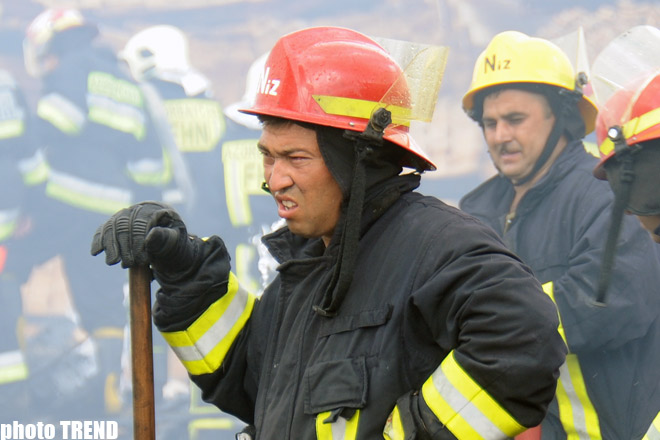 Жители дома были эвакуированы при тушении пожара в Наримановском районе Баку