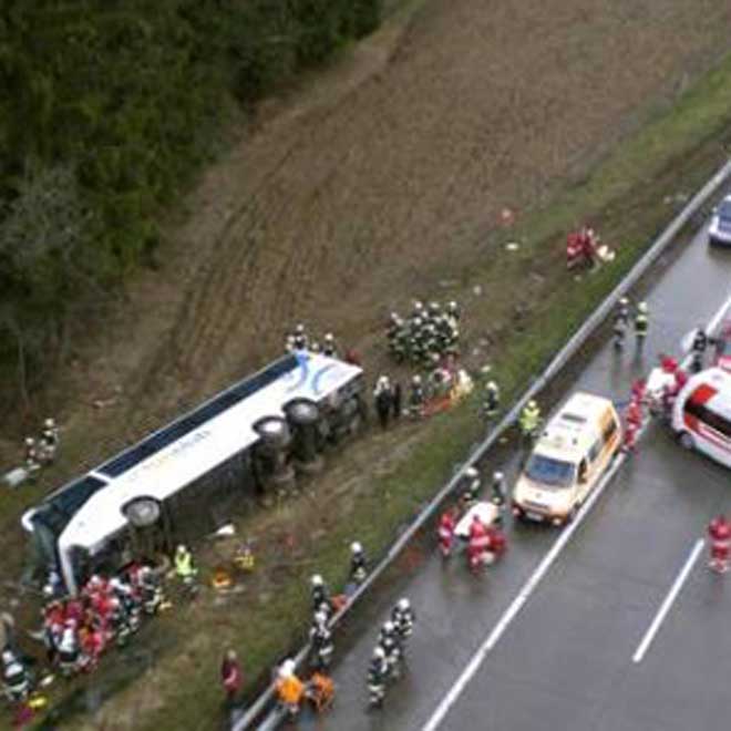 Шесть человек погибли, 37 пострадали при аварии туристического автобуса в Австрии