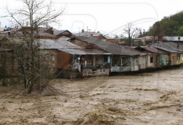 Сильные сели нанесли ущерб ряду домов в одном из районов Азербайджана