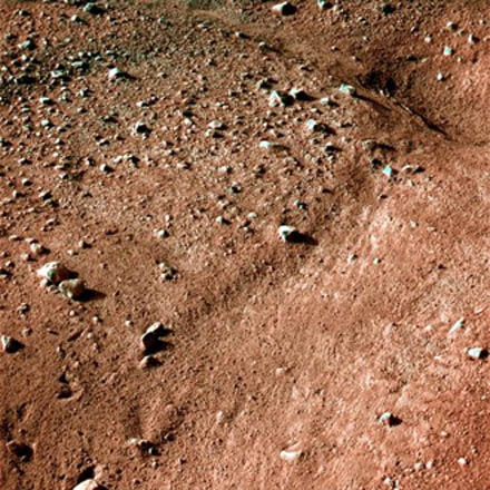Ученые нашли лед на дне марсианских кратеров