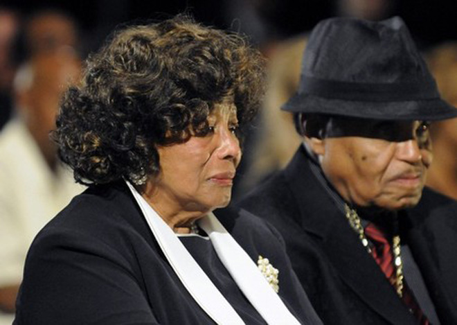 Мать Майкла Джексона получает более миллиона долларов в год на себя и внуков - суд