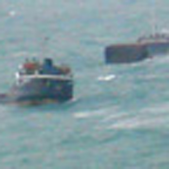 Спасатели эвакуировали 11 пассажиров с обледеневшего в Охотском море судна