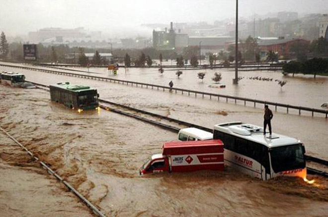 Torrential rains paralyze traffic in several Turkish cities