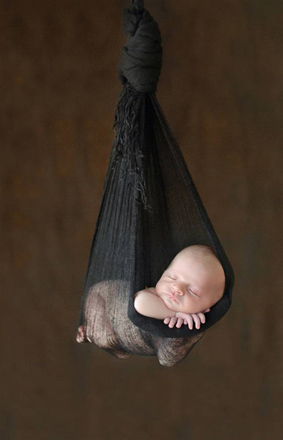 Фотосессия спящих новорожденных малышей