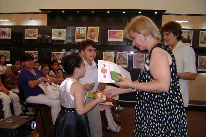 Россияне поздравили в Баку азербайджанских школьников (фотосессия)