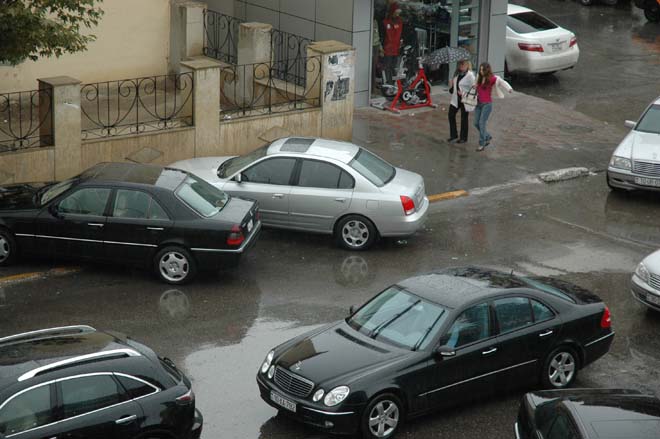 Дорожная полиция Баку просит водителей быть внимательнее на дорогах