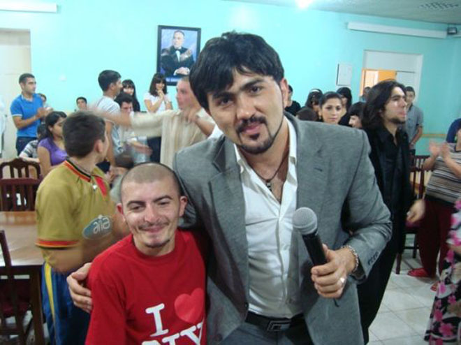 Азербайджанский певец Вугар Мурадов хочет усыновить сироту (фотосессия)