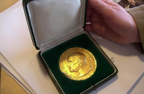 Экономическая премия памяти Нобеля за 2011 г присуждена американцам Сардженту и Симсу