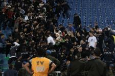 В Баку на матче Азербайджан-Россия произошло жесткое столкновение болельщиков (видео-фотосессия)