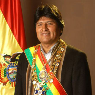 Президент Боливии в день своего 50-летия получил тортом в лицо