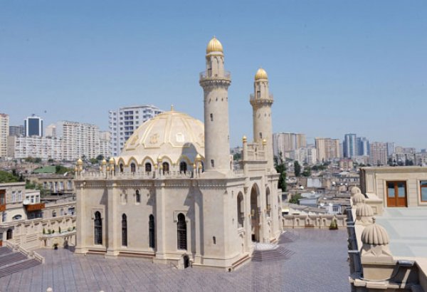 В Азербайджане  2250 мечетей, 14 церквей и 7 синагог