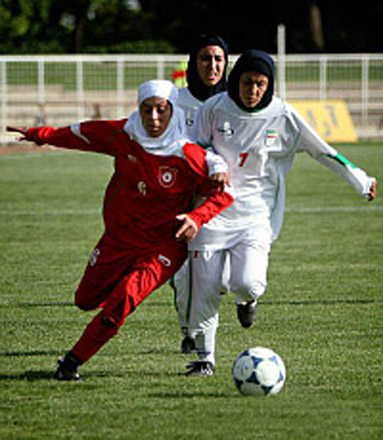 Иранские футболистки согласились играть в шапочках вместо хиджабов