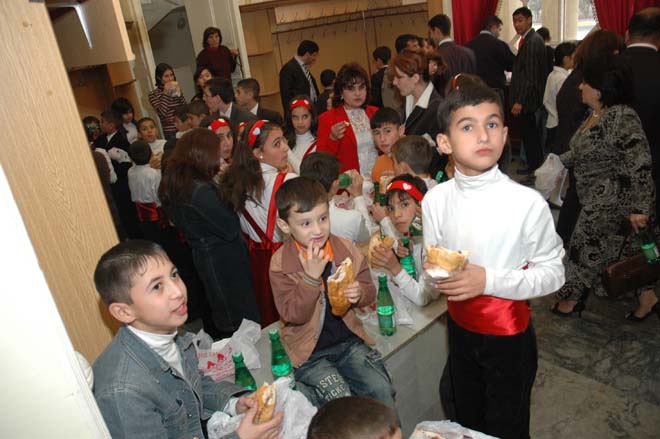 Детям беженцев и вынужденных переселенцев Азербайджана вручат подарки