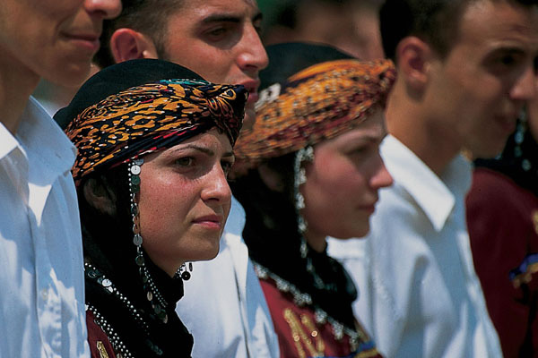 Как относиться азербайджанцам к армянам-мусульманам?