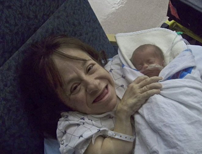 Самая маленькая мама в мире родила сына (фотосессия)
