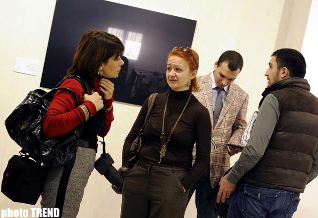 В Баку открылась выставка современной азербайджанской фотографий "Семь" (фотосессия)